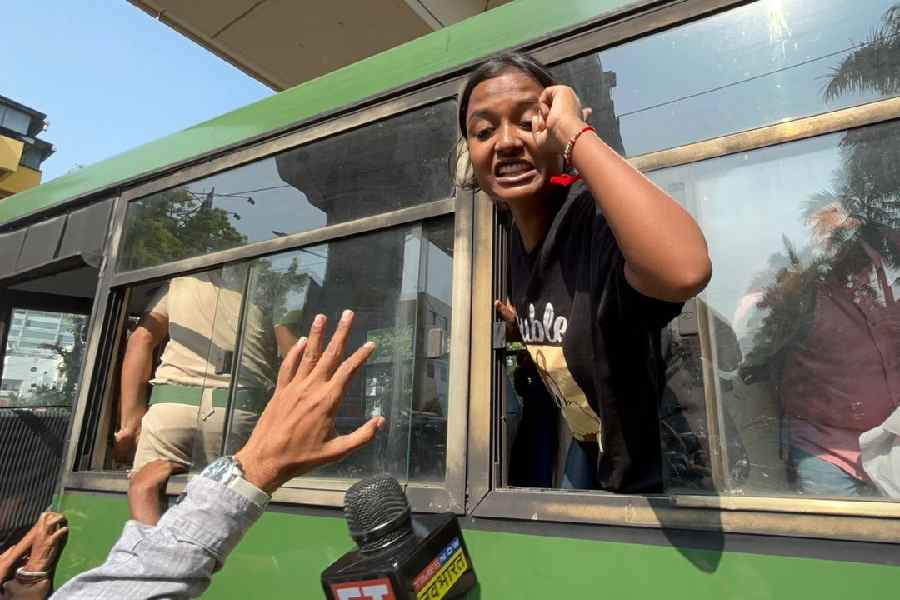 রাস্তায় বসে বিক্ষোভ শুরু করেছিলেন ডিওয়াইএফআই-এর রাজ্য সভাপতি মীনাক্ষী মুখোপাধ্যায় এবং তাঁর সঙ্গীরা। তাঁদের টেনে-হিঁচড়ে সরানো হয়। বেশ কয়েকজনকে তোলা হয় প্রিজন ভ্যানে। 