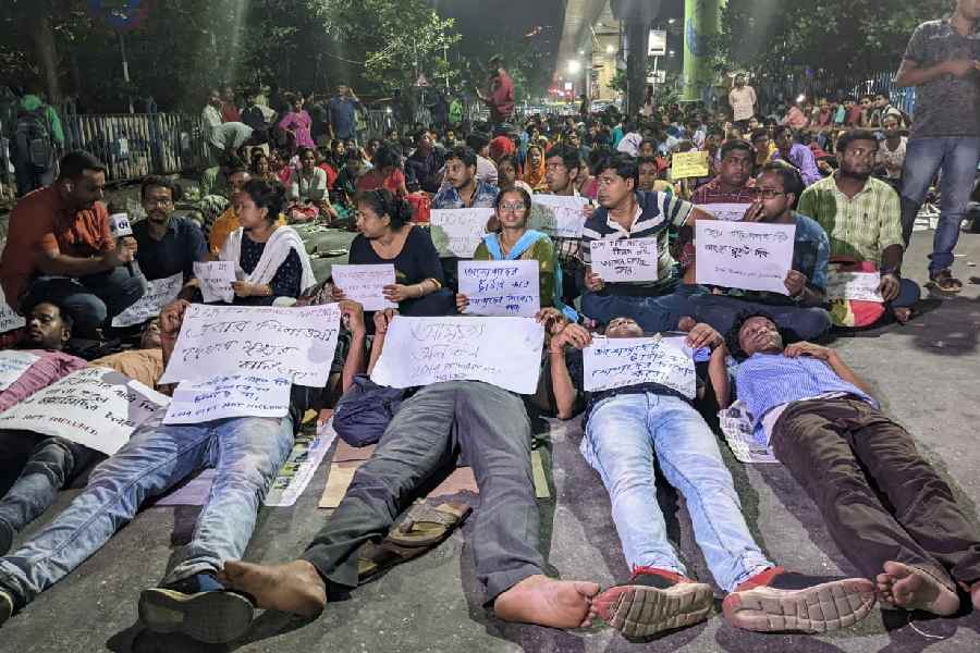 ১৭ অক্টোবর সকালেই সল্টলেকের করুণাময়ী মোড় থেকে মিছিল করে এপিসি ভবনের সামনে যান তাঁরা। চাকরিপ্রার্থীদের একাংশকে পুলিশ সরিয়ে দেওয়ার চেষ্টা করলেও তাঁরা নড়েননি। বরং সেখানেই অবস্থান বিক্ষোভে বসে পড়েন তাঁরা।