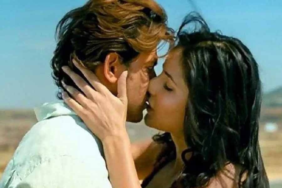 এই যে ছবিতে গুচ্ছ গুচ্ছ চুমুর দৃশ্য, কিছু ক্ষণ পর পরই চুমু খাচ্ছেন নায়ক আর নায়িকা, কী ভাবে শুটিং হয় এগুলির? আচ্ছা, নায়ক আর নায়িকা অস্বস্তিতে পড়েন না? যখন এ সব দৃশ্য ক্যামেরাবন্দি করা হয়, তখন ফ্লোরে কত জন থাকেন? এ সব প্রশ্ন সিনেমা দেখার সময় কমবেশি সকলের মাথাতেই আসে। সিনেমা শেষে উবেও যায়।