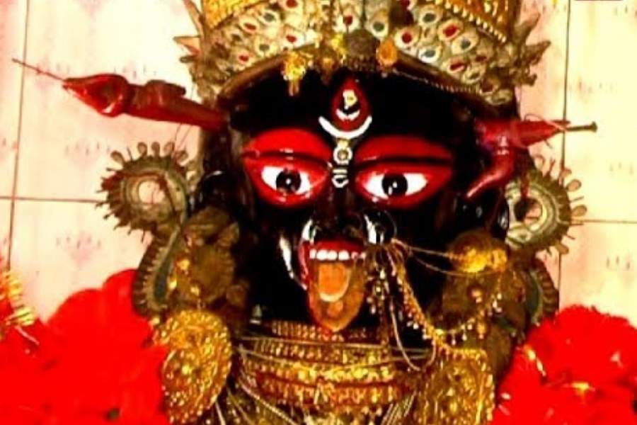 তাঁর কাছে নিষ্ঠাভরে করা কোনও মনস্কামনা ব্যর্থ হয় না কখনও। মানুষের বিশ্বাস, বুড়িমা কোনও পীড়িত, বিপদগ্রস্তকে খালি হাতে ফেরান না। 