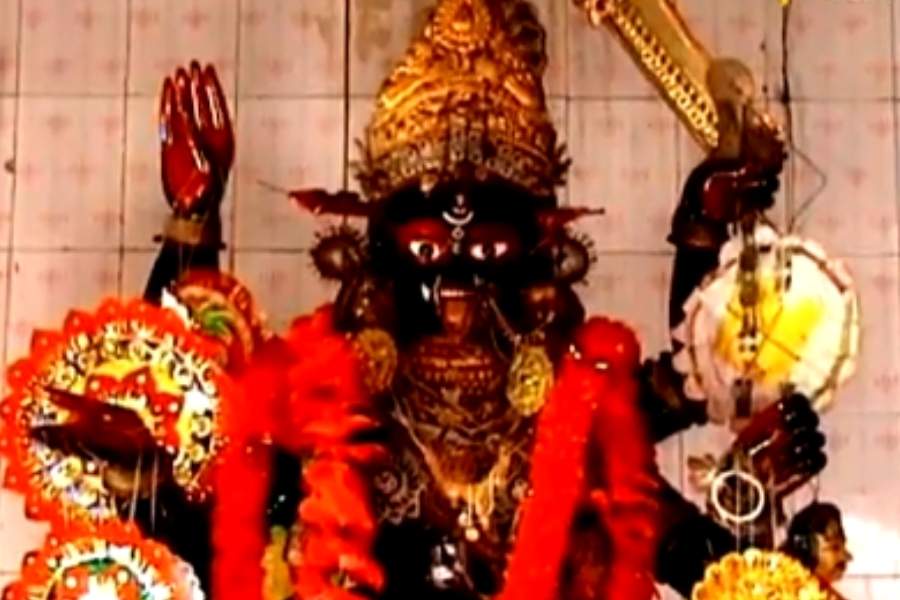 বুড়িমার এই মন্দির খুঁজে পাবেন খুব সহজে। ১৬ নং জাতীয় সড়কের পাশে খলিশানী কালীতলা স্টপেজের পশ্চিম দিকে একটু এগিয়ে গেলেই চোখে পড়বে বিখ্যাত এই মন্দির। জনশ্রুতি বলে, মন্দিরটি চারশো বছরেরও বেশি পুরোনো।