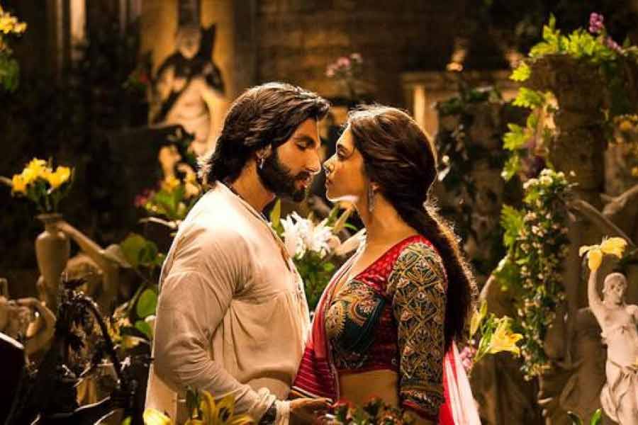 সত্যি কি চুম্বন করতে হয় নায়ক-নায়িকাকে? নাকি সবটাই ক্যামেরার কারসাজি! না কি সম্পাদকের কৃতিত্ব! এ সব নিয়ে জলঘোলা নেহাত কম হয়নি। তর্কবিতর্কও হয়েছে। 