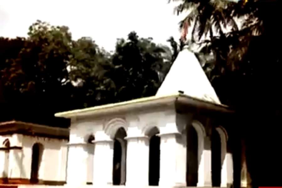 সেখানে কঠিন ব্যাধি সারিয়ে তোলার মানত করতে ভিড় জমান কত মানুষ! কথিত যে মায়ের আশীর্বাদেই সেরে যায় অনেক শক্ত ব্যাধি। বুড়িমার মন্দিরে মনস্কামনা পূর্ণ হয় আট থেকে আশি সবার। আর তাই তাঁর মহিমা ছড়িয়ে পড়ে মানুষের দ্বারে দ্বারে। 