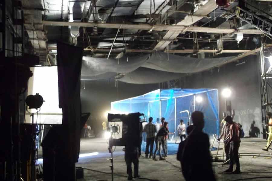 শুট করার কৌশল নিয়ে অভিনেতা-অভিনেত্রীও নিজের মতামত দিতে পারেন। অনেক সময়ই অভিনেতা-অভিনেত্রীরা ততটা স্বচ্ছন্দ হন না এ সব দৃশ্যে। তাই তাঁদের মতামতটাও জরুরি।