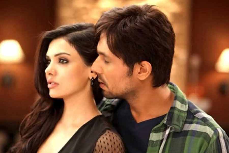 অনেক অভিনেতা-অভিনেত্রী চুম্বনের দৃশ্যে একেবারেই রাজি হন না। সে ক্ষেত্রে পরস্পরের সঙ্গে না করে অভিনেতা বা অভিনেত্রী ক্যামেরার লেন্সে চুম্বন করেন। দর্শকের মনে হয়, যুগলের ঠোঁটের ভিতরে ঢুকে গিয়েছে ক্যামেরা। সবটাই মনে হওয়া।