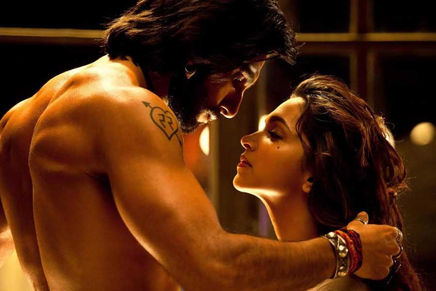 কিছু দৃশ্যে আবার নায়ক বা নায়িকা অন্য জনের অধরোষ্ঠ চেপে ধরেন নিজের ঠোঁট দিয়ে। হালকা করে চুম্বন করে ছেড়ে দেন ঠোঁট।