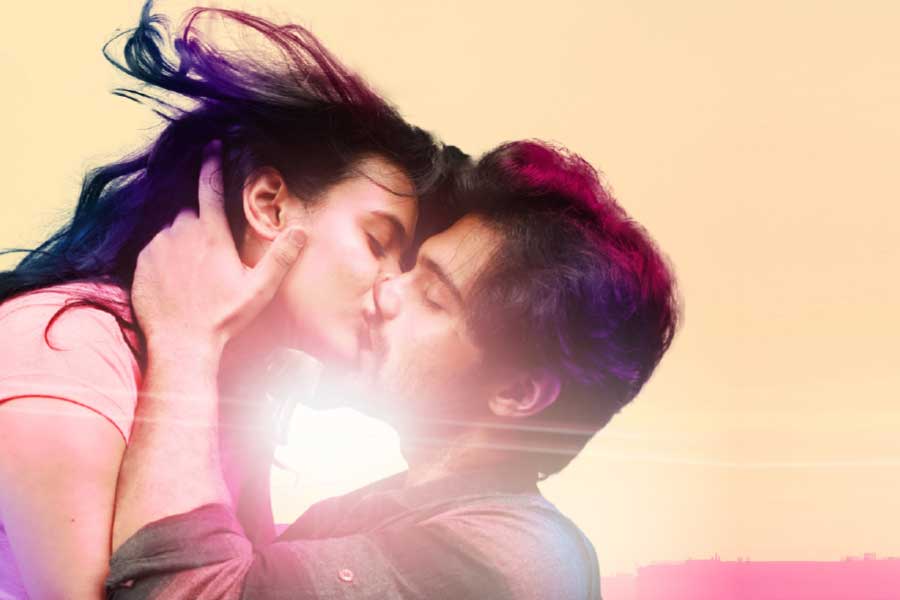 কিছু ক্ষেত্রে ঠোঁট খুলে চুম্বন করেন নায়ক এবং নায়িকা। এ সব দৃশ্যে ব্যবহার করা হয় জিভ। জিভ দিয়ে অন্য জনের ঠোঁট ছুঁতে চাওয়া হয়। ফরাসি চুম্বনের ঢঙে। কম ছবিতেই এ ধরনের সাহসী চুম্বনের দৃশ্য থাকে। নায়ক-নায়িকা রাজি হতে চান না বেশিরভাগ সময়।