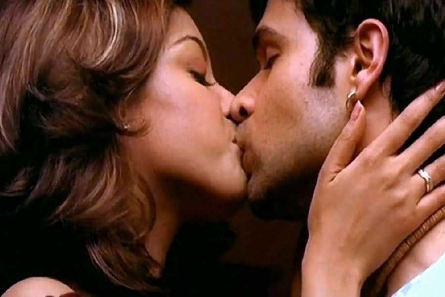 এ সব ঘনিষ্ঠ দৃশ্য পরিচালনার জন্য অনেক ছবিতে অন্য এক জন পরিচালক নিয়োগ করা হয়। তিনি ওই সব ঘনিষ্ঠ চুম্বন দৃশ্য পরিচালনা করেন। যেমন হয়েছিল দীপিকা পাড়ুকোন অভিনীত ‘গেহরাইয়া’ ছবিতে।