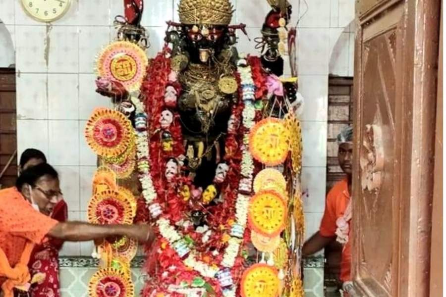 তখন ঘন জঙ্গলের মধ্যে বসতি ছিল না। শুধু ছিল হাড়হিম করা ডাকাতদের আখড়া, যার ঐতিহ্য এখনও বয়ে নিয়ে চলেছে এই মন্দির।  