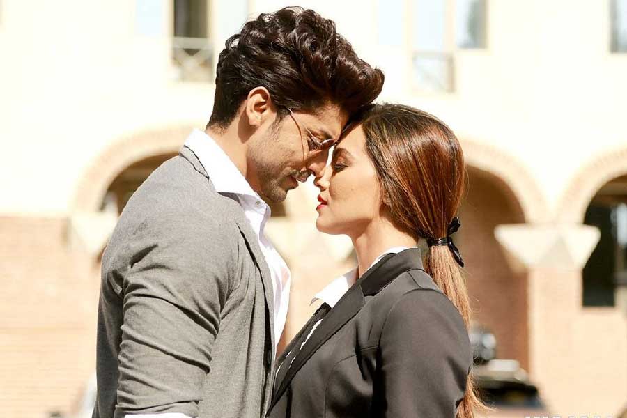 চুম্বনের দৃশ্যে অভিনয়ের কিছু আদবকায়দা রয়েছে। সে সব মানতে হয় অভিনেতা এবং অভিনেত্রী— দু’জনকেই। 