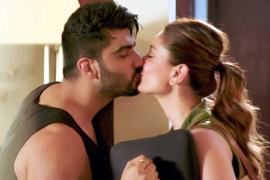 চুম্বনের দৃশ্যে অভিনয়ের আগে চিত্রনাট্য নিয়ে নায়ক-নায়িকার কথা বলাটাই দস্তুর। কী ভাবে অভিনয় করবেন তাঁরা, কতটা ঘনিষ্ঠ হবেন, সে সময় নিয়ে কথা বলে নেন অভিনেতারা।