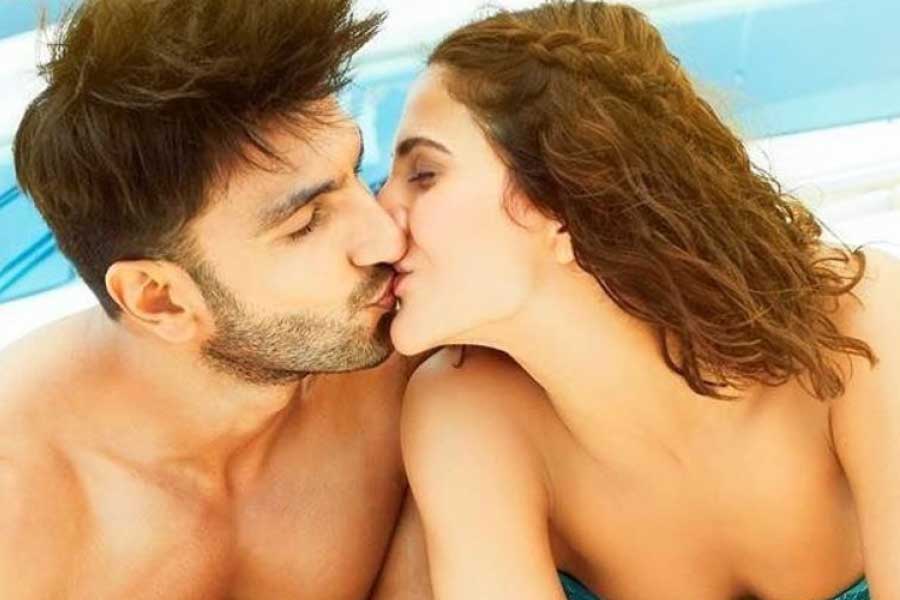 নায়ক-নায়িকা, দু’দনকেই মাথায় রাখতে হয়, কত ক্ষণ ধরে চলবে চুম্বনের দৃশ্য। নির্ধারিত সময়ে দৃশ্যটি শেষ করাই বাঞ্ছনীয়। নয়তো উভয়ই অস্বস্তিতে পড়তে পারেন।