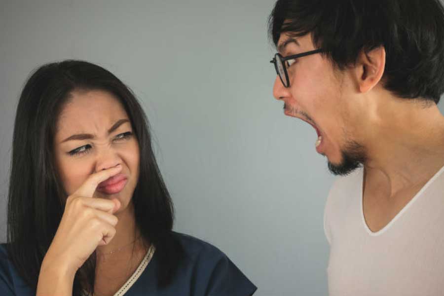 চুম্বনের দৃশ্য শুটের আগে অভিনেতাদের পরিচ্ছন্নতা বজায় রাখা বাধ্যতামূলক। খেয়াল রাখতে হয়, যাতে মুখে কোনও দুর্গন্ধ না থাকে। 