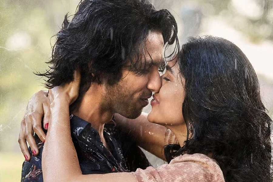 অনেক অভিনেতা বা অভিনেত্রীর সঙ্গীর সঙ্গে এই ধরনের দৃশ্যে অভিনয় করবেন না বলে চুক্তি থাকে। সেই চুক্তি ভাঙতে পারবেন না জানিয়ে চুম্বনের দৃশ্যে অভিনয় করতে চান না অনেক অভিনেতা-অভিনেত্রী।