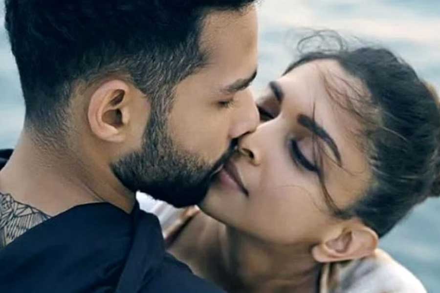 অনেক অভিনেত্রী আবার পর্দার সঙ্গীকে পছন্দ করেন না। বা শুটিংয়ের সময় বিবাদের জেরে ঘনিষ্ঠ দৃশ্যে অভিনয় করতে চান না। 