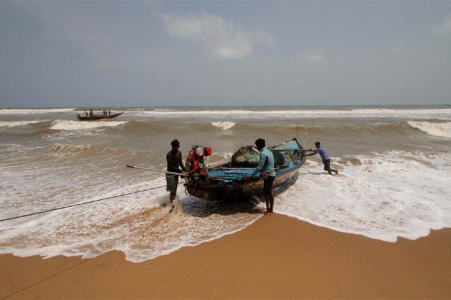 হাওয়া অফিসের তরফ থেকে ইতিমধ্যেই মৎস্যজীবীদের সমুদ্রে যাওয়ার বিষয়ে লাল সতর্কতা জারি করা হয়েছে। ২৩ অক্টোবর রবিবার থেকে মৎস্যজীবীদের সমুদ্রে মাছ ধরতে যেতে বারণ করা হয়েছে।  যে মৎস্যজীবীরা সমুদ্রে গিয়েছেন, তাঁদেরও ফিরে আসার পরামর্শ দেওয়া হয়েছে ২২ অক্টোবর মধ্যেই।