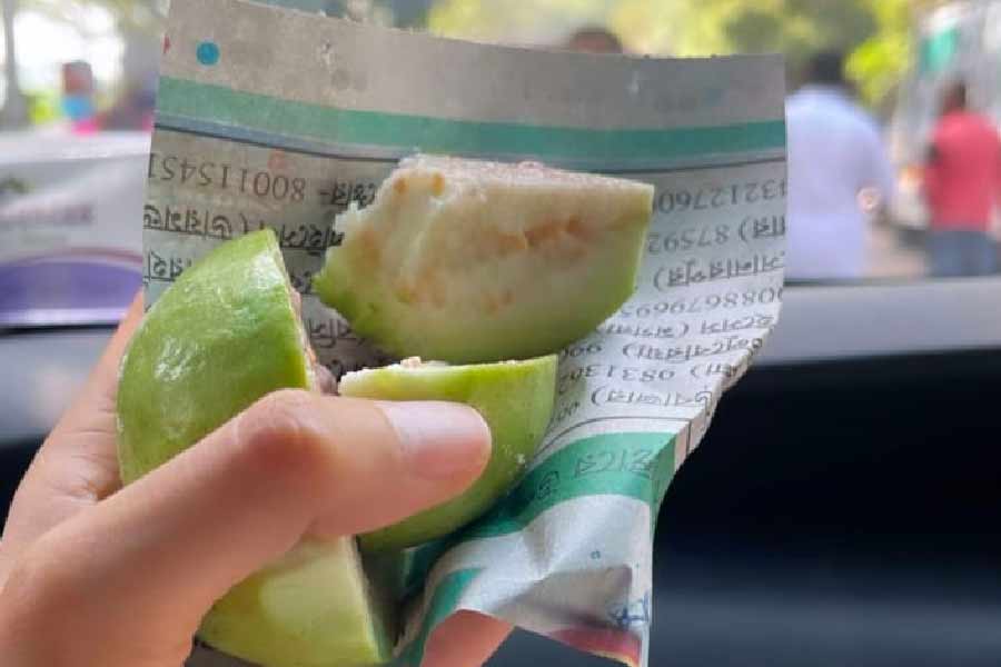 বিটনুন মাখানো কাটা পেয়ারা।