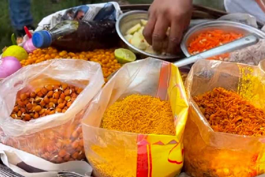 সেই অনুষ্কা নাকি কলকাতায় এসে সকালের জলখাবারে খেলেন ঝালমুড়ি।