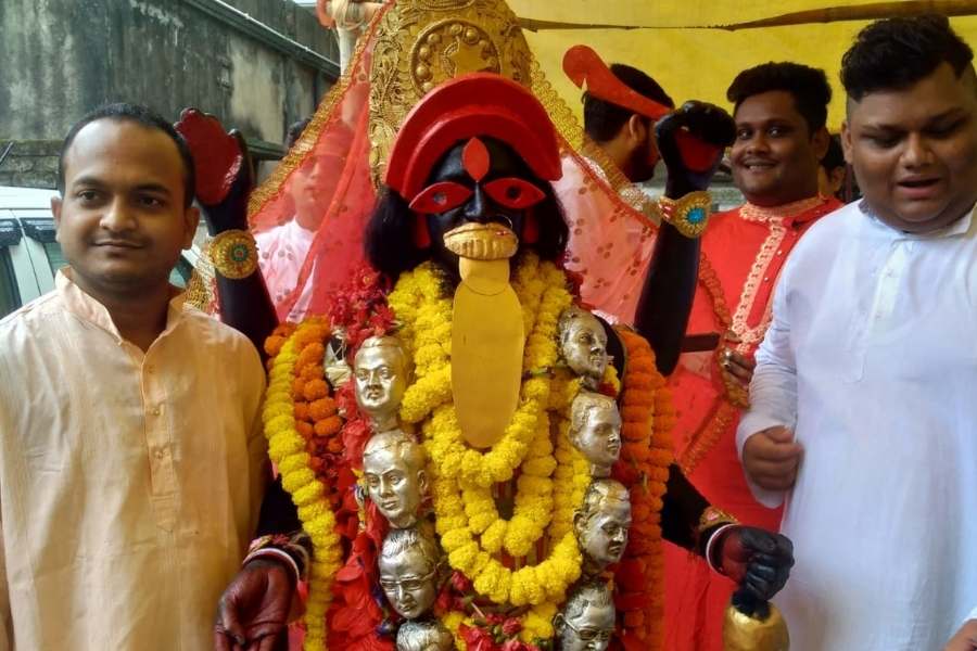 স্বামীজি পল্লি অধিবাসীবৃন্দের কালী পুজোয় এ বার দারুণ চমক। বাগুইআটির এই পুজোর বয়স ১৬ বছর। এ বারের থিম কালীঘাটের অগ্নিকন্যা। 