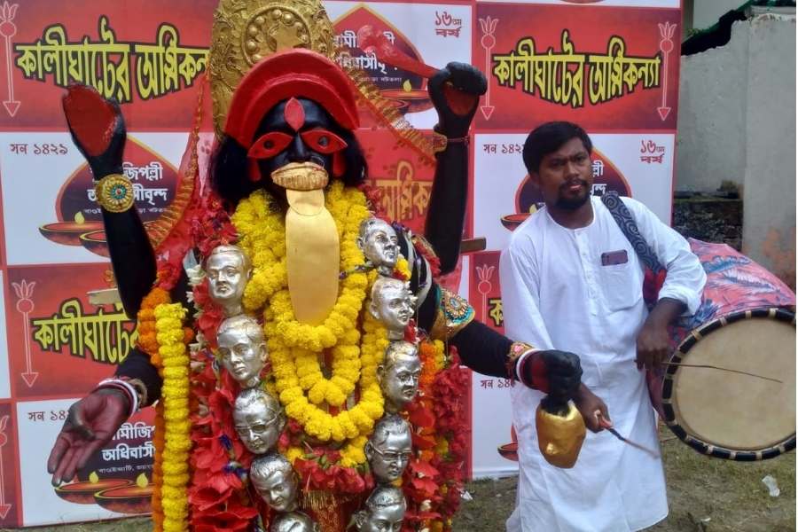 চমক ছিল খুঁটি পুজোতেও। এক সদস্যের কথায়, খুঁটি পুজোর দিনে দেবীর গলার মুণ্ড মালায় শোভা পেয়েছিল কিছু বিখ্যাত ব্যক্তির মুখ। 