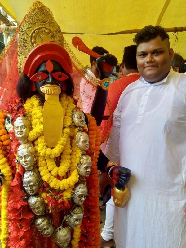 যাঁরা মুখ্যমন্ত্রীর নামে অপপ্রচারের চেষ্টা করছেন বা কুৎসা রটাচ্ছেন বলে অভিযোগ, তেমনই কয়েক জনের মাথা সে দিন শোভা পেয়েছিল দেবীর মুণ্ড মালায় বলে জানায় কতৃপক্ষ। 