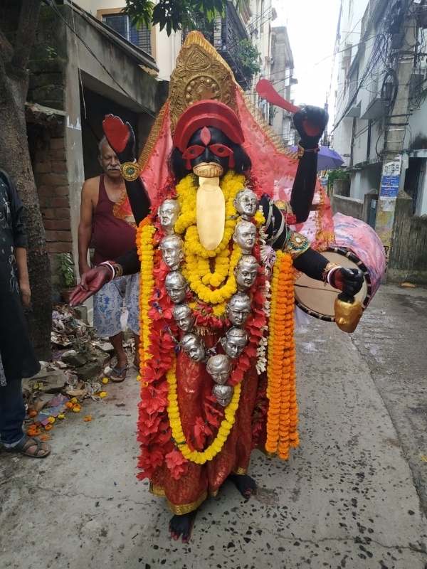 পুজোর উদ্বোধন আগামী ২২ নভেম্বর। মণ্ডপে প্রতিমা থাকবে আগামী ২৬ তারিখ পর্যন্ত। এর মধ্যে সেখানে গেলেই দেখতে পাবেন মুখ্যমন্ত্রীর জীবন কাহিনি। 