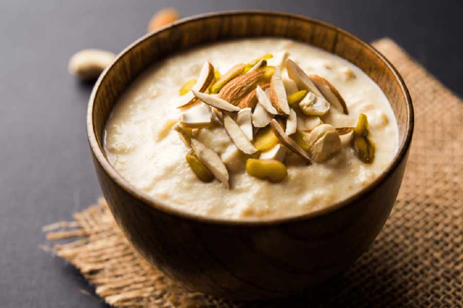 ওট্‌স দিয়েই বানান ফিরনি।  