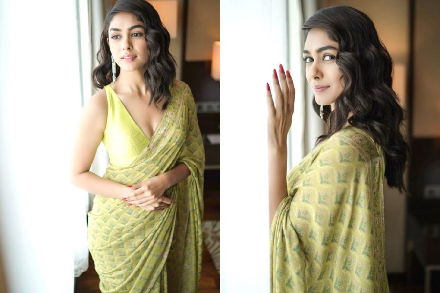 সকালে হালকা মলমল প্রিন্টের শাড়ি পরতেই পারেন। 