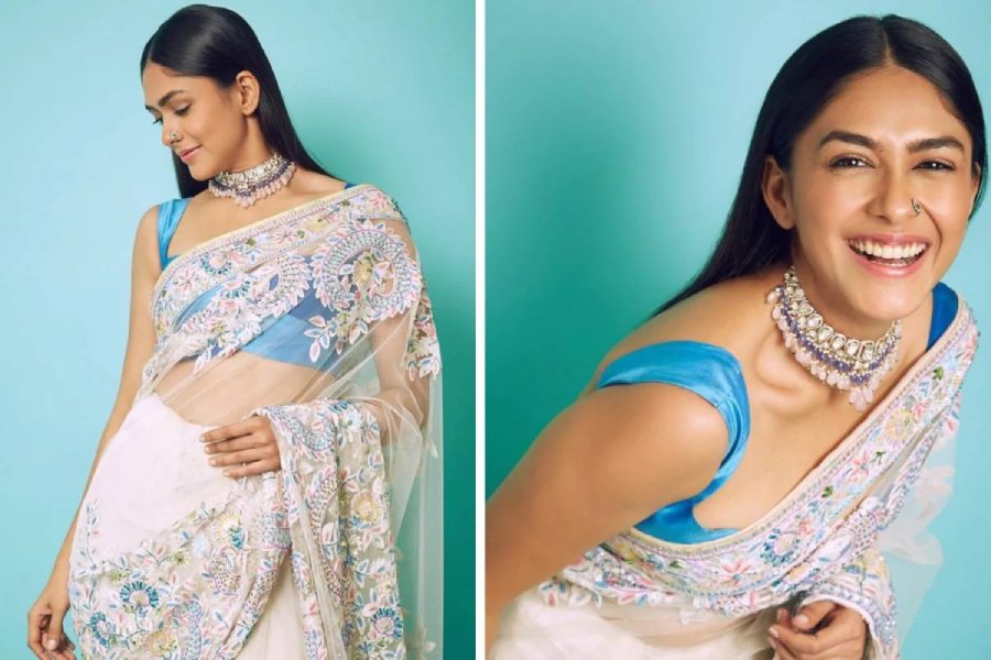 সেজে উঠতেই পারেন ম্রুণালের মতো অরগ্যানজা শাড়িতে।