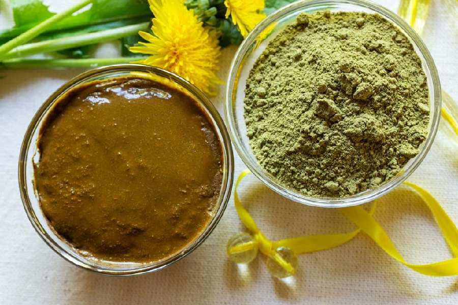 মাসে দু’বার করে চুলে হেনা করতেই হবে।