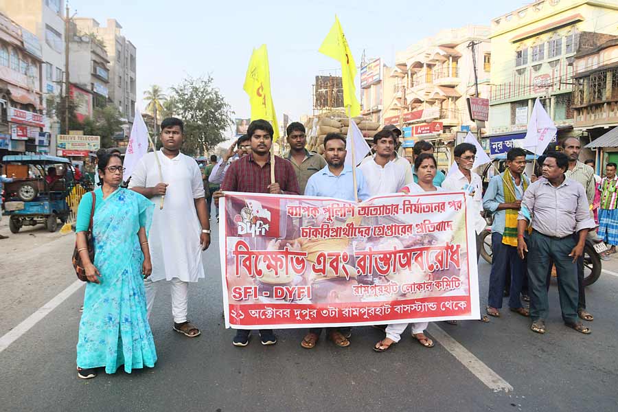 রামপুরহাটে বাম ছাত্র-যুবদের প্রতিবাদ। নিজস্ব চিত্র।