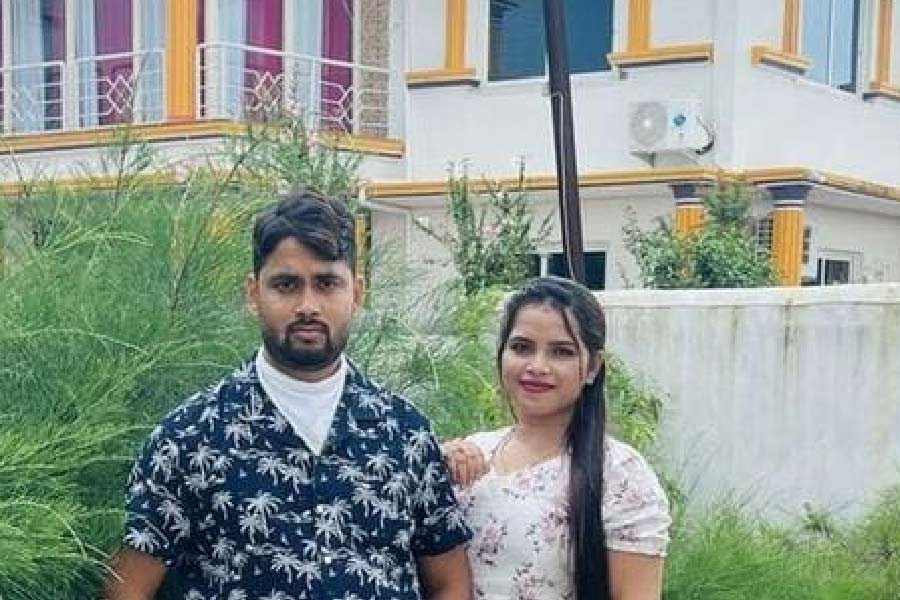  যৌনতার ফাঁদে ফেলে প্রভাবশালীদের ব্ল্যাকমেল করে লক্ষ লক্ষ টাকা হাতাতেন ওড়িশার ‘সিরিয়াল ব্ল্যাকমেলার’ অর্চনা নাগ। গত কয়েক দিন ধরে ওড়িয়া রাজনীতিতে যে নামটি ঘিরে তোলপাড় পড়ে  গিয়েছে। এই ঘটনায় এ বার গ্রেফতার করা হল অর্চনার স্বামী জগবন্ধু চাঁদকে। 