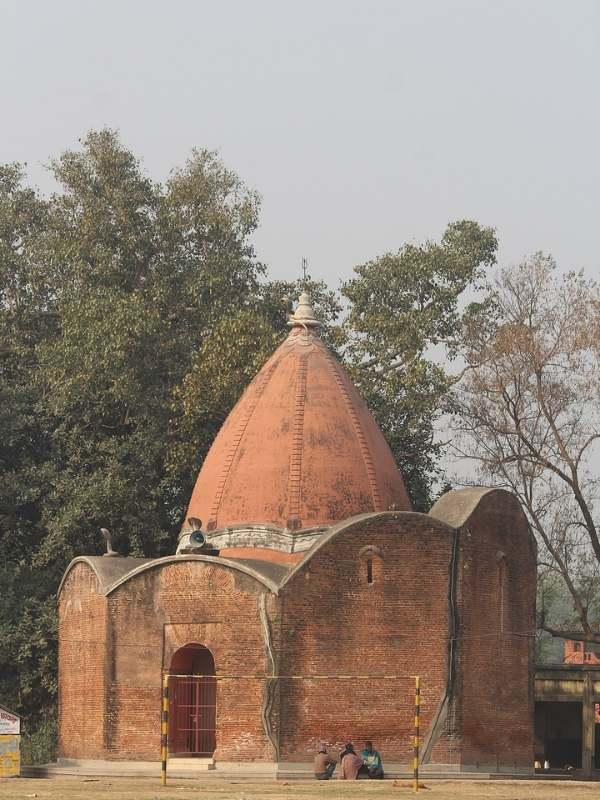 কথিত, জরাসন্ধ নাকি স্বপ্নাদেশে এই দেবী মূর্তি পেয়ে পাতাললোকে নিয়মিত পুজো করতেন। তাঁর মৃত্যুর বহুদিন পরে রানী অহল্যা বাঈ এই মূর্তিটিকে মাটির তলা থেকে খুঁজে পান। পরে তিনি এই মূর্তিটি চৈত সিংহকে দান করেন।