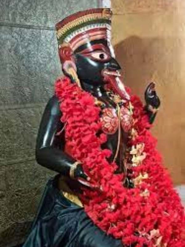 মায়ের এই মন্দির নিয়েও বিভিন্ন মত প্রচলিত রয়েছে বীরভূমের বাসিন্দাদের মধ্যে। তাঁদের কাছে এই দেবী এতটাই জাগ্রত যে তিনি কাউকে খালি হাতে ফেরান না।