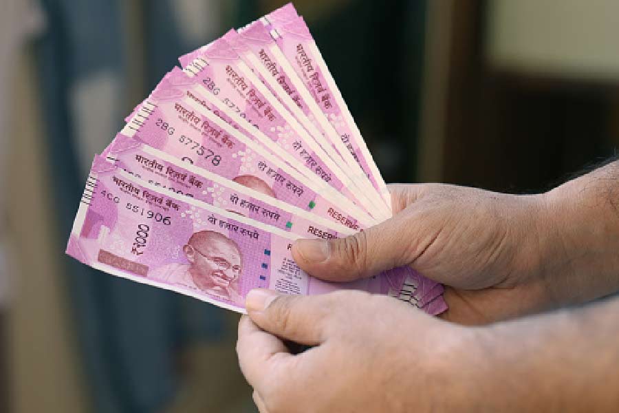 পুলিশ সূত্রে খবর, এর পর থেকেই অতিরিক্ত টাকা উপার্জনের নেশায় মত্ত হয়ে থাকতেন অর্চনা ও তাঁর স্বামী। উদ্দেশ্য ছিল এই কারবার করে টাকা রোজগার করা। সেই উদ্দেশ্যে সফলও হয়েছিলেন অর্চনা ও তাঁর স্বামী জগবন্ধু। দরিদ্র পরিবারের মেয়ের জীবনধারা রাতারাতি বদলেছে। তাঁর বিলাসবহুল জীবনযাপন রীতিমতো চোখ ধাঁধাবে। 