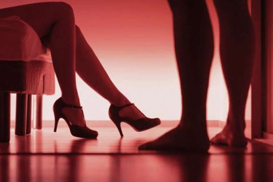 পুলিশের দাবি, ওই বিধায়কের সঙ্গে বাইরে ঘুরতেও গিয়েছিলেন অর্চনা। নয়াগড়ের একটি সরকারি অতিথিনিবাসে ওই বিধায়কের সঙ্গে অর্চনা এবং আরও দুই মহিলা চার দিন কাটিয়েছিলেন।