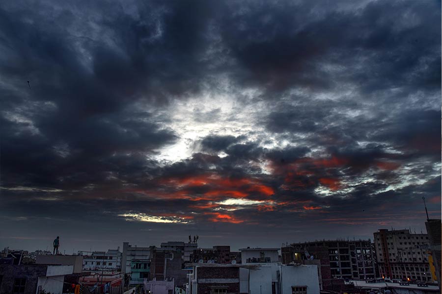 গভীর নিম্নচাপ ঘূর্ণিঝড়ে পরিণত হওয়ার পর তা এগিয়ে আসতে পারে পশ্চিমবঙ্গ এবং বাংলাদেশ উপকূলের দিকে। যদিও, এই ঘূর্ণিঝড় সাগরেই অবস্থান করবে, না উপকূলে আছড়ে পড়বে, তা এখনও নিশ্চিত করে জানায়নি আবহাওয়া দফতর।