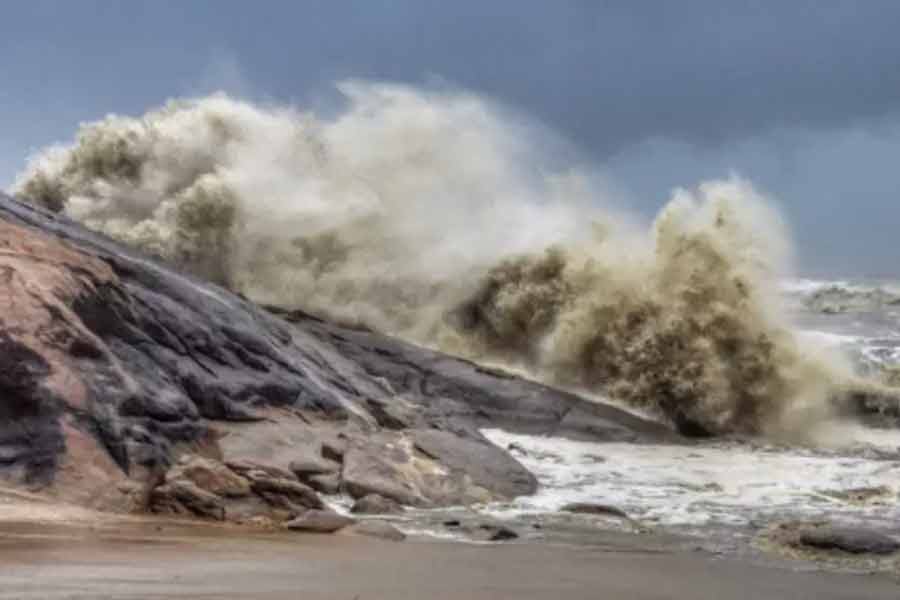 ঘূর্ণিঝড়ের প্রভাবে কালীপুজো এবং কালীপুজোর আগের দিন দক্ষিণবঙ্গের একাধিক জেলায় বৃষ্টিপাতের সম্ভাবনা রয়েছে। কলকাতাতেও হালকা থেকে মাঝারি বৃষ্টিপাতের সম্ভাবনা রয়েছে সোমবার থেকে।
