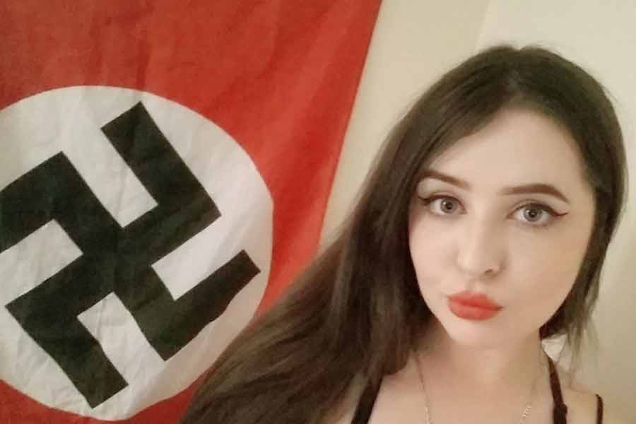 তবে সমস্যা শুরু হয় ২৩ বছর বয়সি অ্যালিসের কিছু মেসেজ প্রকাশ্যে আসায়। ইহুদির উপাসনালয়ে গ্যাস হামলা অথবা কোনও ইহুদি ব্যক্তির কাটা মাথা নিয়ে ফুটবল খেলা— এ সব নিয়ে নিয়মিত বন্ধুদের সঙ্গে মজা করতেন অ্যালিস।