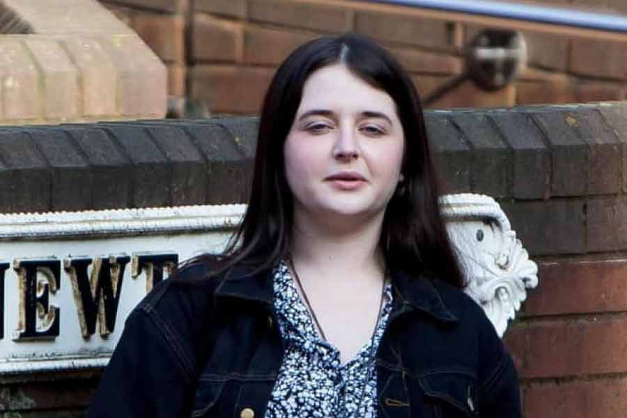 তদন্ত শুরু করলে জানা যায়, অ্যালিস এক নব্য নাৎসি দলের সঙ্গে পরোক্ষ ভাবে যুক্ত। তাঁর প্রেমিক মার্ক জোনস সেই দলের সক্রিয় সদস্য।