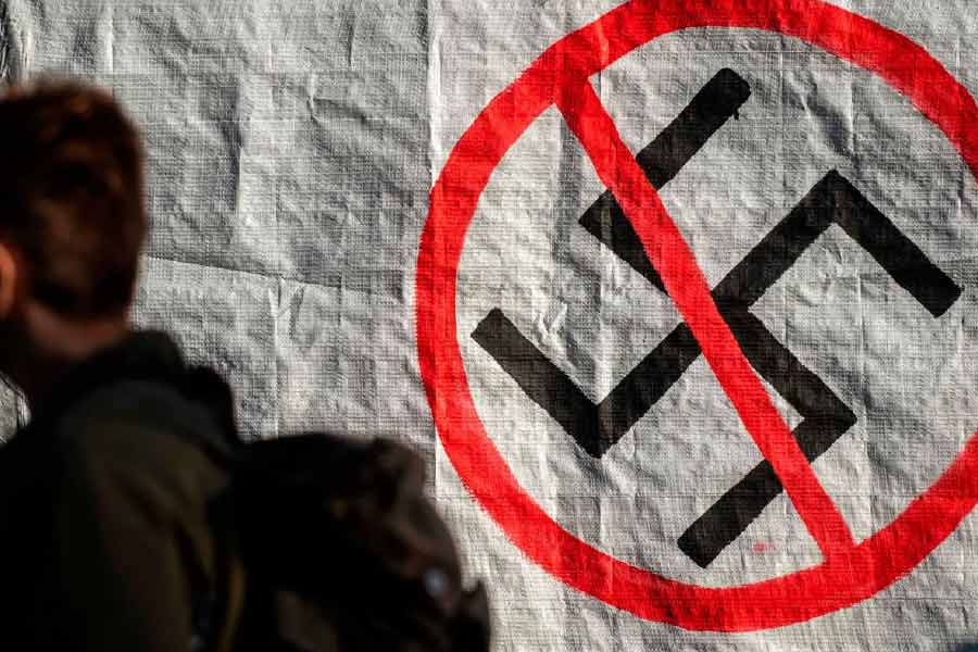 এই প্রসঙ্গে অ্যালিসকে জিজ্ঞাসাবাদ করা হলে তিনি অস্বীকার করেন। কিন্তু অ্যালিস এমন মিছিলে যোগ দিতে দেখা গিয়েছে, যেখানে তিনি ‘হিটলার ওয়াজ় রাইট’ (হিটলার ঠিক ছিলেন) লেখা ব্যানার নিয়ে দাঁড়িয়ে রয়েছেন।