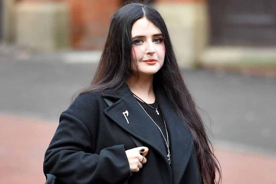 ২৫ বছর বয়সি মার্ক পেশায় রেল ইঞ্জিনিয়ার হলেও নব্য নাৎসি দলের সক্রিয় সদস্য ছিলেন। অ্যালিসকে তিনি সব গোপন কথাই বলতেন।  