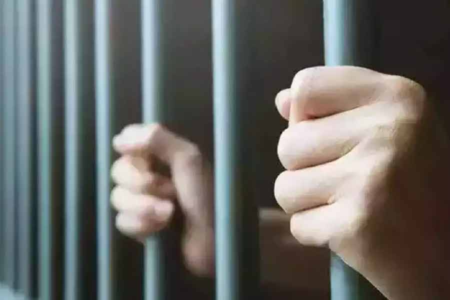 গ্যারি সাড়ে চার বছরের জন্য হেফাজতে এবং কনরকে দেড় বছরের জন্য আটক অবস্থায় রাখা হয়।