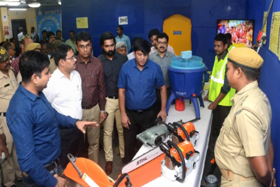 পাশাপাশি, জেলার বিভিন্ন প্রাথমিক বিদ্যালয়গুলিকেও আশ্রয় শিবিরে পরিণত করারও নির্দেশ দিয়েছে। ইতিমধ্যেই এই জেলাগুলিতে যুদ্ধ তৎপরতায় আসন্ন ঘূর্ণিঝড় মোকাবিলার প্রস্তুতির কাজ শুরু হয়েছে। লাল সতর্কতা জারি করা হয়েছে মৎস্যজীবীদের জন্যও।