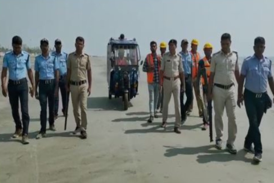 ইতিমধ্যেই উপকূলীয় দুই ২৪ পরগনা এবং পূর্ব মেদিনীপুর জেলায় কমলা সতর্কতা জারি করা হয়েছে। নবান্নের তরফে এই জেলা প্রশাসনগুলিকে সতর্ক করা হয়েছে। নির্দেশ দেওয়া হয়েছে  প্রশাসনের তরফে উপকূলীয় অঞ্চলগুলিতে বসবাসকারীদের সরিয়ে অন্যত্র নিয়ে যাওয়ার।