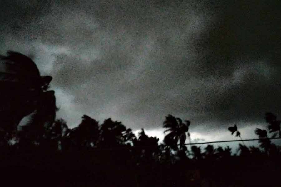 আরও শক্তি বাড়াল আন্দামান সাগরে ঘূর্ণাবর্তের ফলে সৃষ্ট নিম্নচাপ। শনিবার সকালে এমনটাই জানাল আলিপুর আবহাওয়া দফতর। বর্তমানে এই নিম্নচাপ উত্তর আন্দামান সাগর এবং দক্ষিণ আন্দামান সাগরের পার্শ্ববর্তী অঞ্চল এবং দক্ষিণ-পূর্ব বঙ্গোপসাগরের উপর অবস্থান করছে।