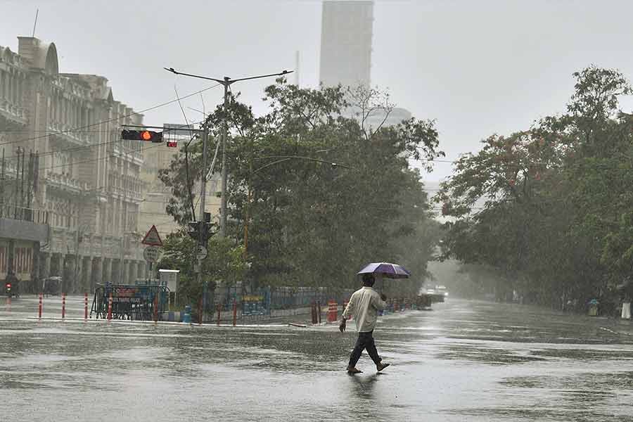 রবিবার এই নিম্নচাপের পূর্ব মধ্য ও তৎসংলগ্ন দক্ষিণ-পূর্ব বঙ্গোপসাগরের দিকে এগিয়ে এসে গভীর নিম্নচাপে পরিণত হওয়ার কথা। এর পর সোমবার অর্থাৎ কালীপুজোর দিন সেই গভীর নিম্নচাপ পশ্চিম, মধ্য ও তৎসংলগ্ন পূর্ব-মধ্য বঙ্গোপসাগরে ঘূর্ণিঝড়ে পরিণত হতে পারে বলেও আবহবিদরা জানিয়েছেন।