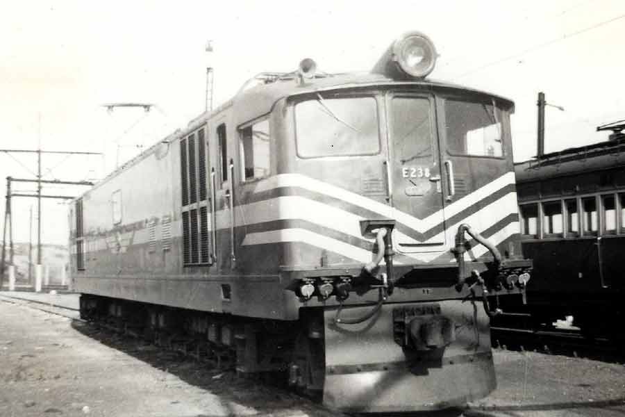 দক্ষিণ আফ্রিকার রেলকর্মী ছিলেন জেমস। কেপটাউন থেকে এলিজাবেথ পোর্টগামী লাইনে সিগন্যালম্যানের কাজ করতেন তিনি।