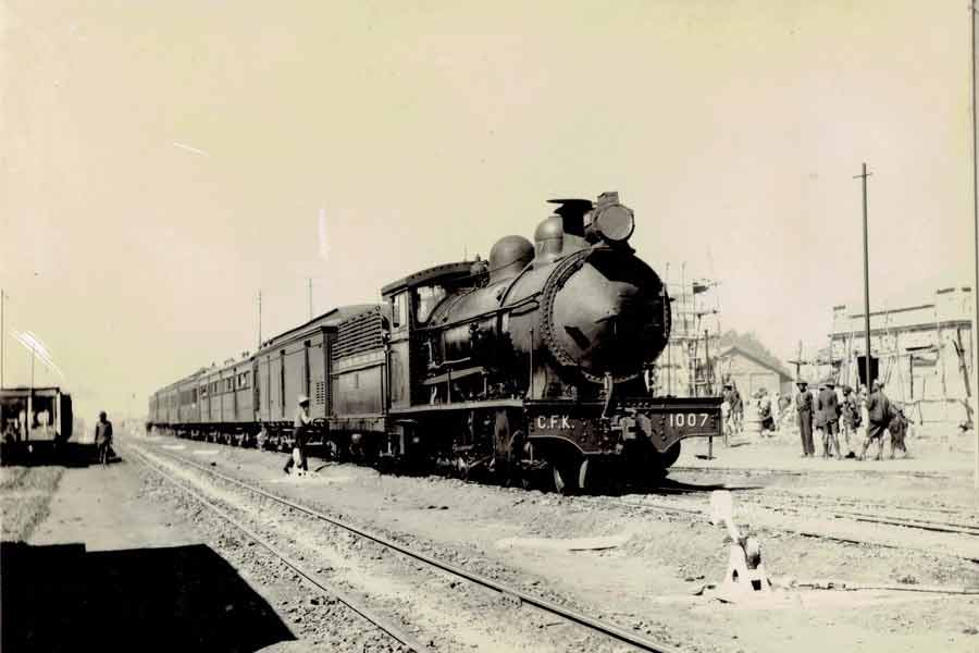 তিনি যেখানে থাকতেন, সেখান থেকে রেলস্টেশনের দূরত্ব প্রায় এক কিলোমিটার। এই রাস্তাটুকু পার হওয়াও তাঁর জন্য কষ্টসাধ্য ছিল।