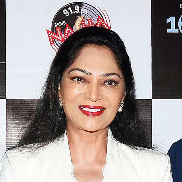 তবে তিন বছরের বেশি সেই প্রেম টেকেনি। জামনগরের মহারাজের সঙ্গে চুটিয়ে প্রেম করেছিলেন সিমি। এ কথা নিজে মুখেই জানিয়েছিলেন, কিন্তু কিছু দিন পরই সেই সম্পর্ক তেতো হয়ে যায়। 